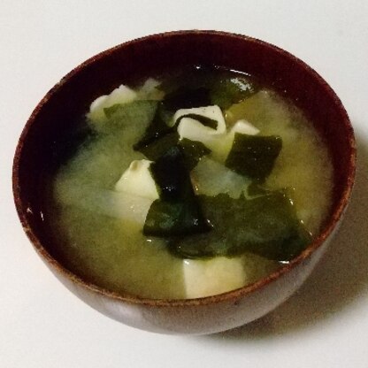 お味噌汁は毎日の様に作りますが、定番の組み合わせですね。(v^-ﾟ)
簡単に作れて、美味しく食べちゃいました!!(*^▽^*)